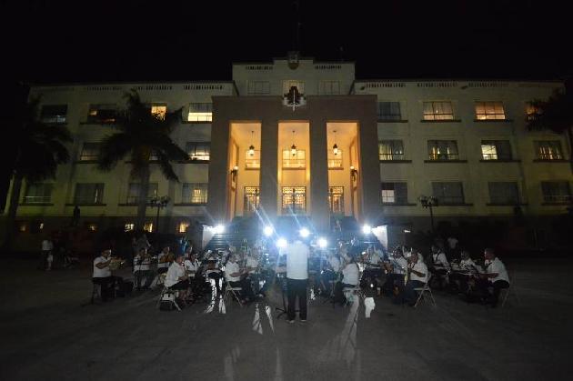 Amantes del danzón invitan a bailar al ritmo de
la Banda de Música del Gobierno del Estado